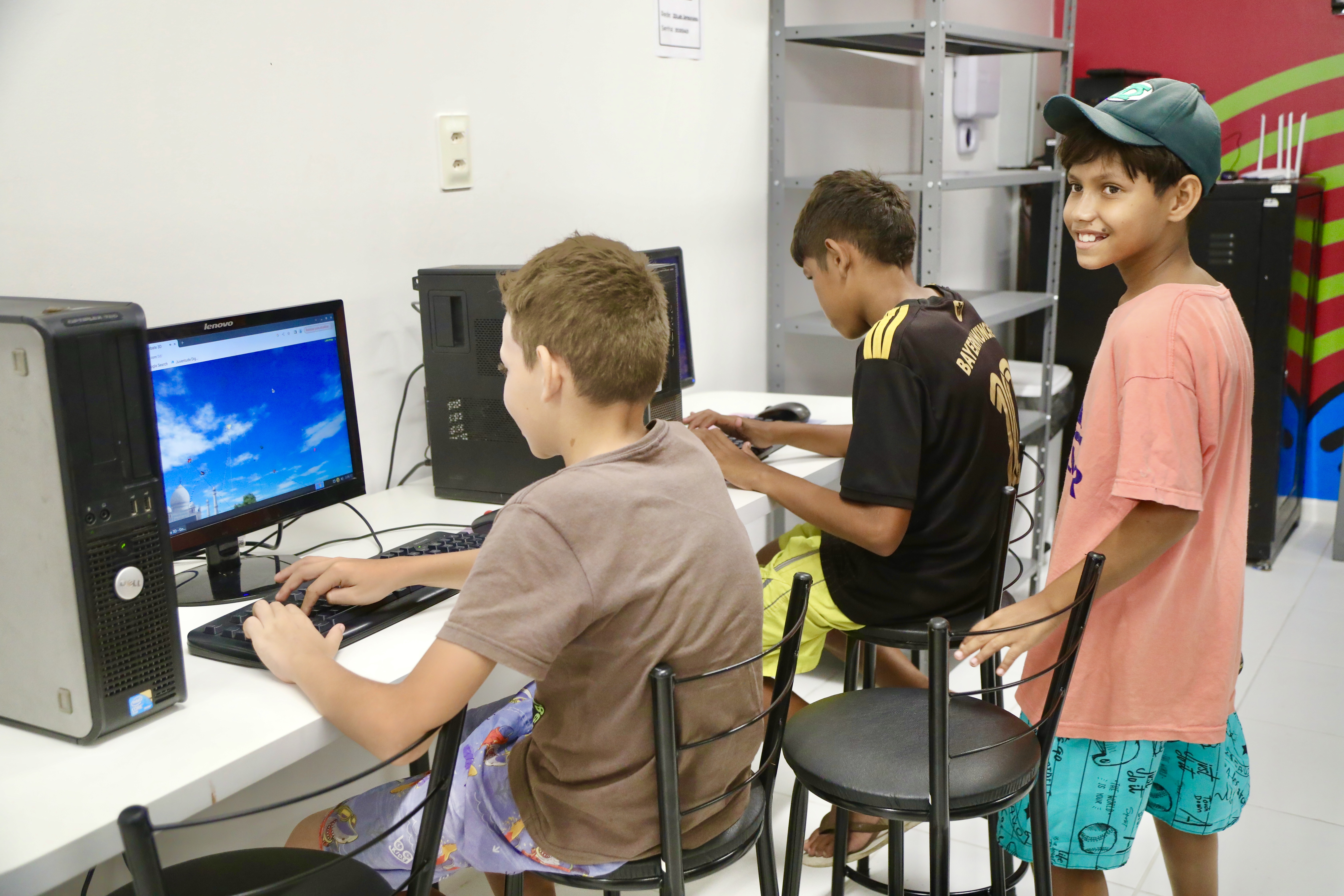Adolescentes usando os computadores do laboratório do Juventude Digital